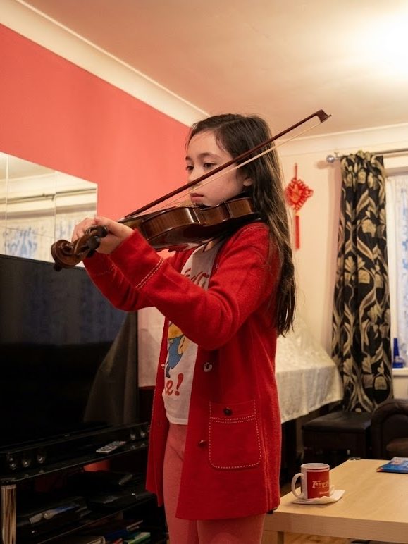 A pupil playing the violin